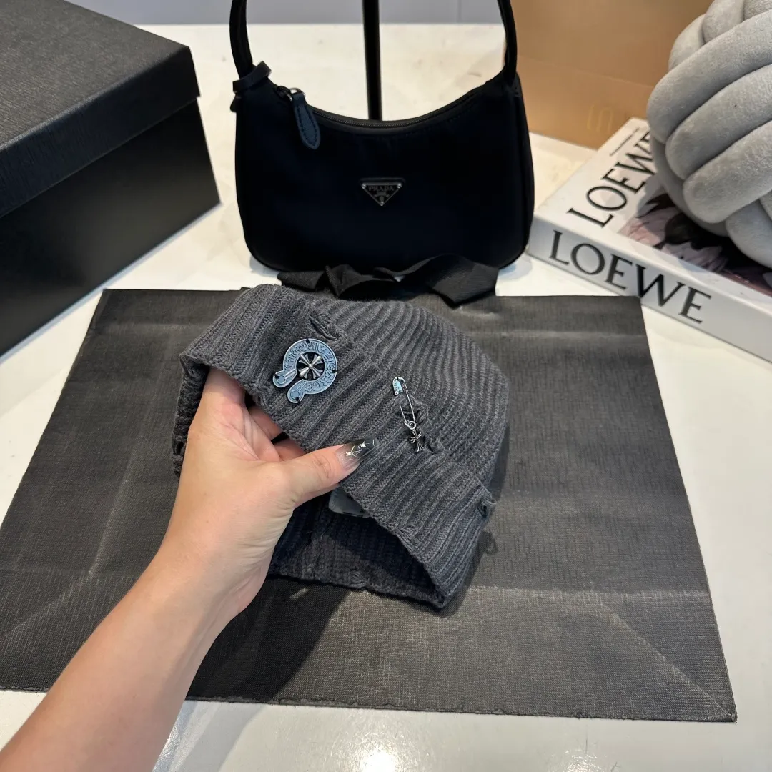 P60 Crow Heart Autumn and Winter Wool Knitted Beanie This must be the favorite of minimalism. It is clean, neat, fashionable and versatile, and will definitely not be picky about your face shape! A fashionable classic that lasts forever! Fashionable black and white can be purchased together